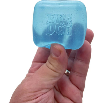 NeeDoh Nice Cube squishy i blå holdt i hånden