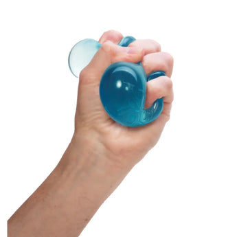 NeeDoh Nice Cube squishy i blå klemmes i hånden