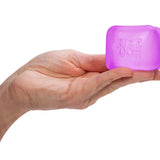 NeeDoh Nice Cube squishy i lilla holdt i hånden