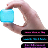 NeeDoh Teenie Nice Ice Cube squishy holdt mellem to fingre (vist i blå)