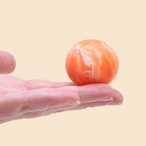 NeeDoh Teenie Swirl squishy i hvid og orange i en håndflade